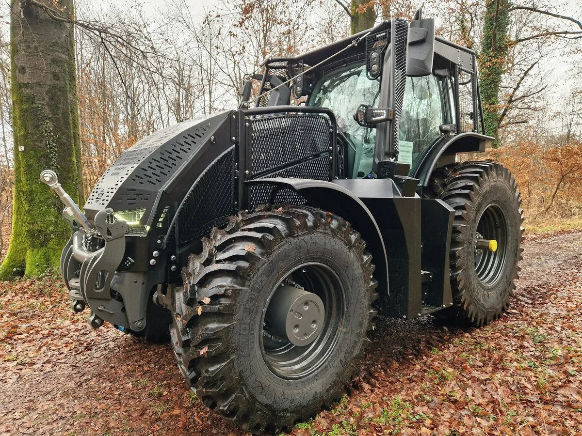 Blindage forestier et protection forestière pour tracteur Valtra