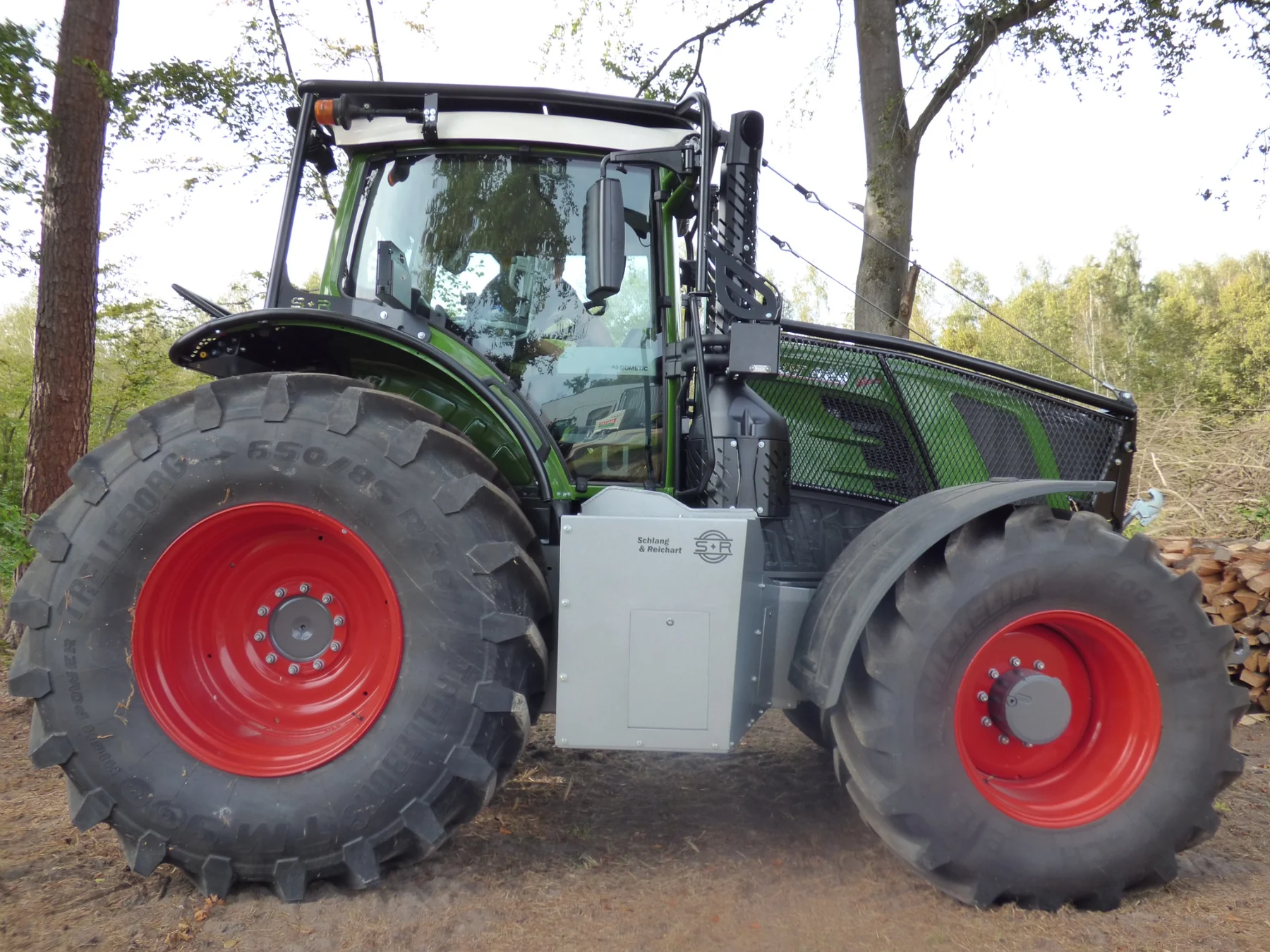 Réalisation de blindage forestier et protection forestière Fendt 800 S4 - vue latérale