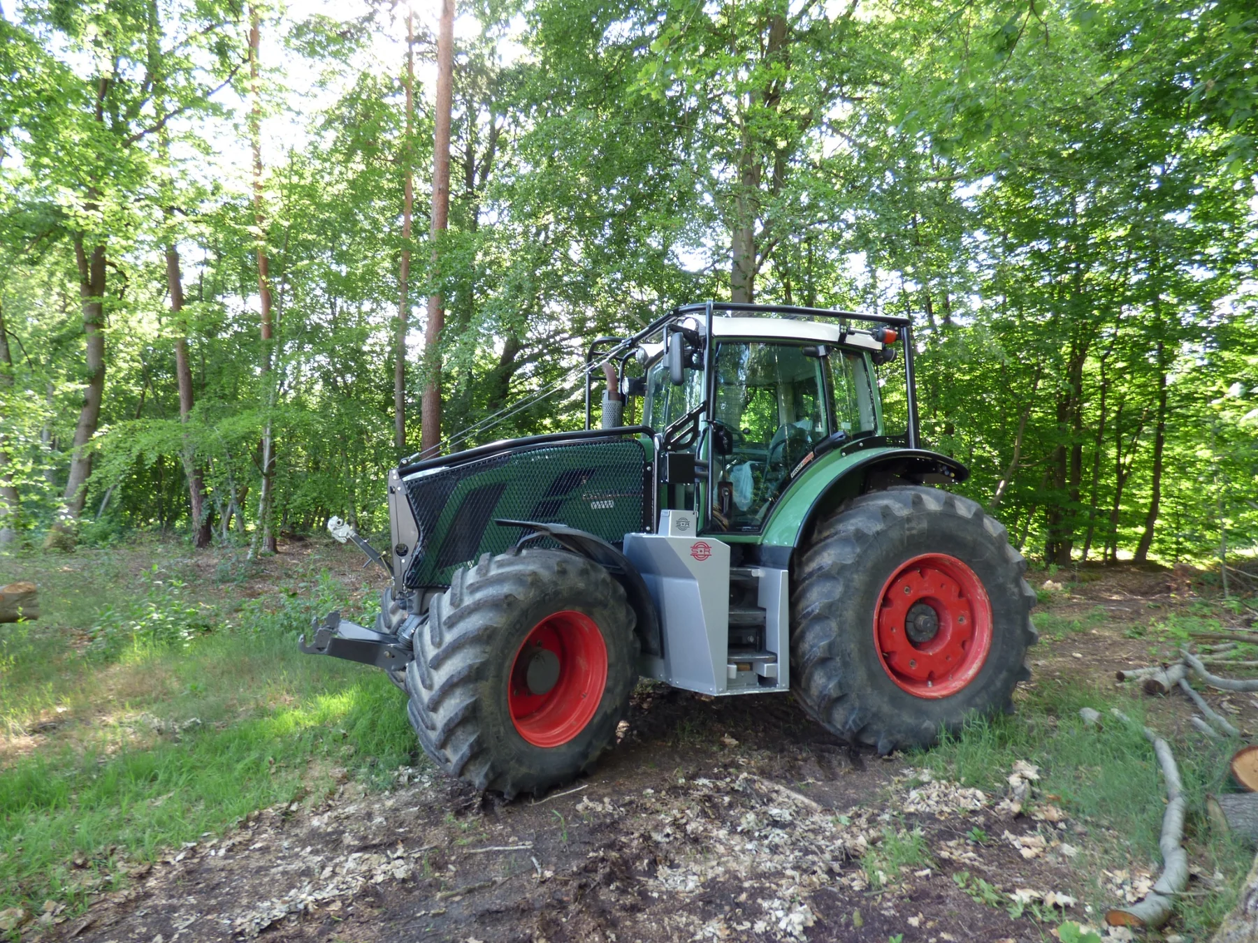 Réalisation de blindage forestier et protection forestière Fendt 800 S4 - vue trois quarts