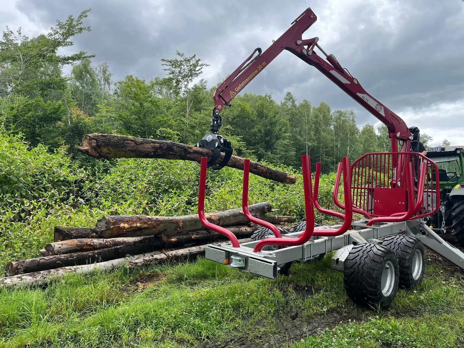 Remorque forestière avec grue distribuée par S&R Equipement Forestier